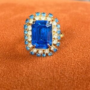 Elegant Vintage Blue and Gold Ring